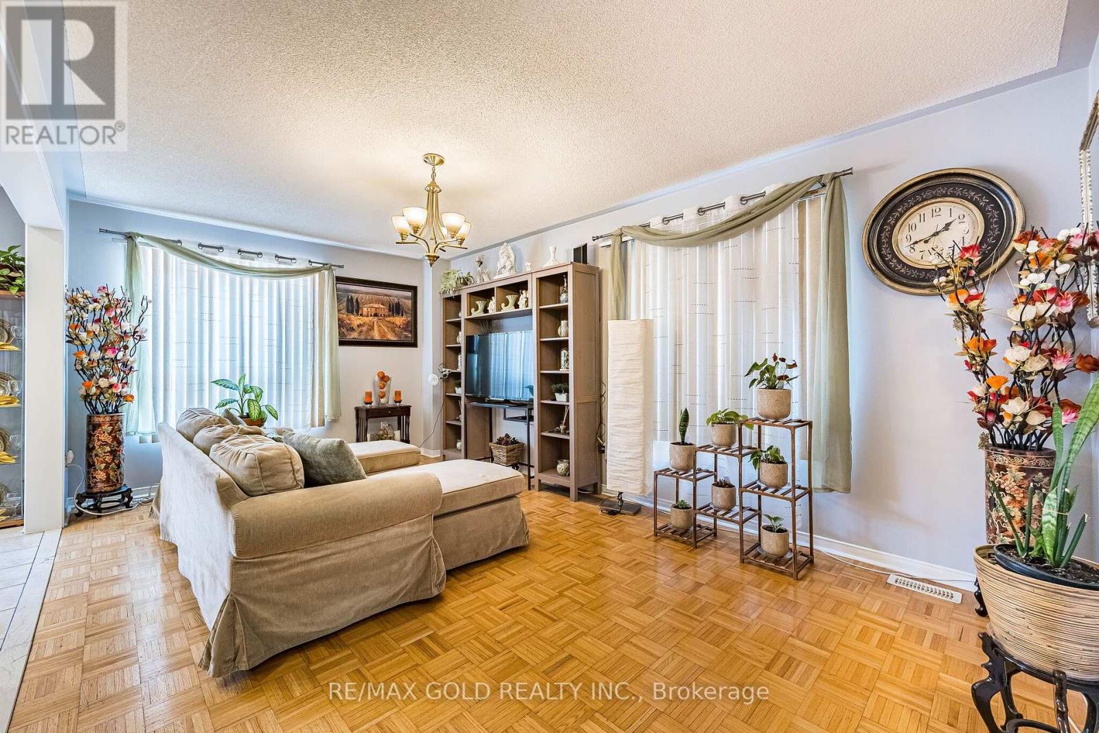 6 Mistdale Crescent, Brampton, Ontario  L7A 1S1 - Photo 5 - W13807044