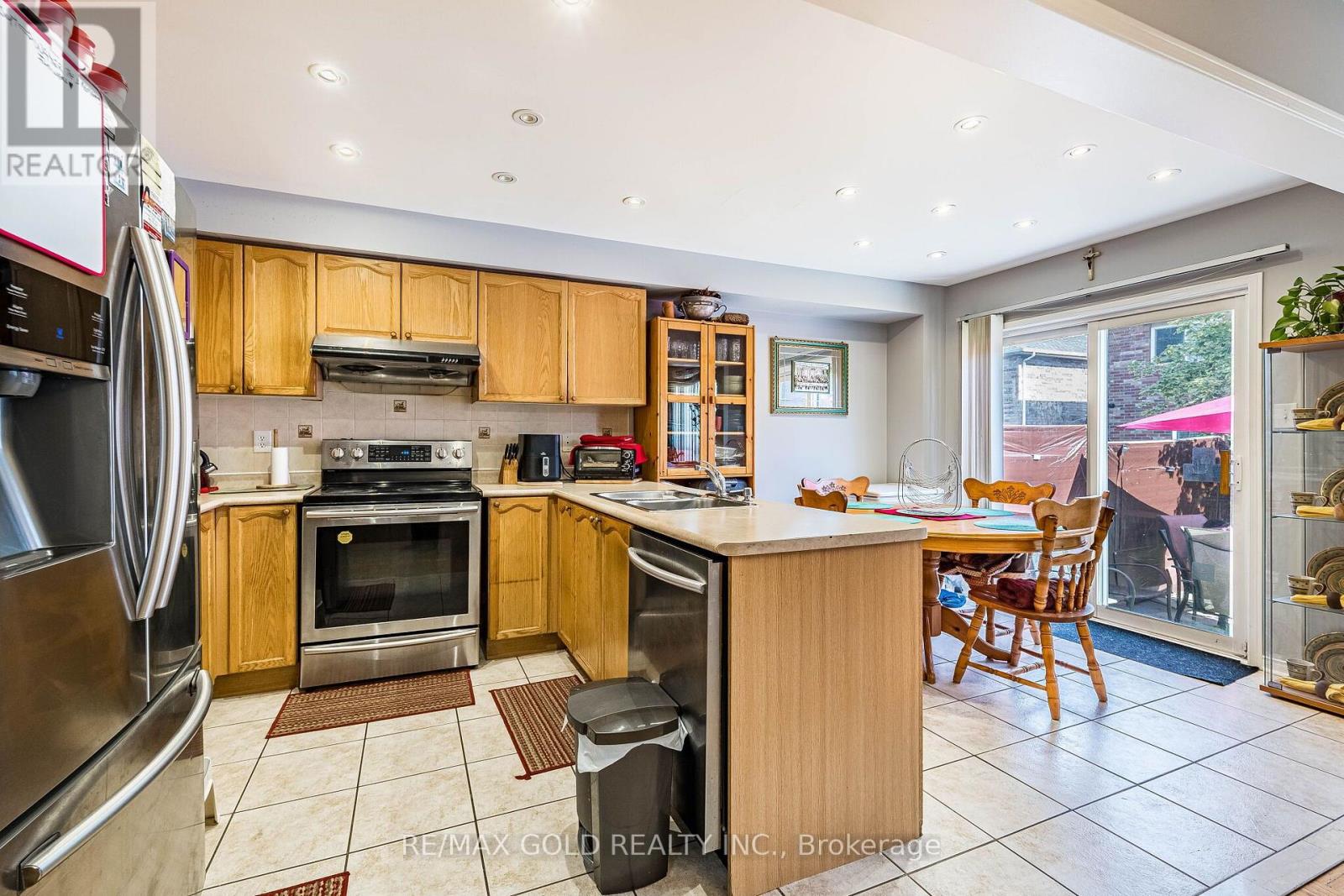 6 Mistdale Crescent, Brampton, Ontario  L7A 1S1 - Photo 8 - W13807044