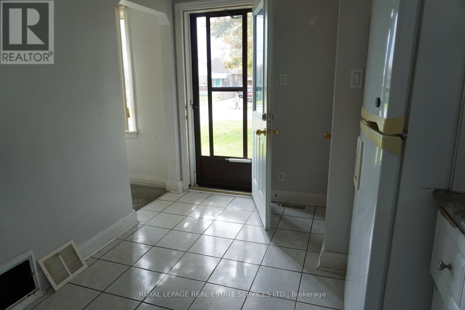 Main - 12 Coniston Road, Toronto, Ontario  M1L 2J7 - Photo 12 - E13807112