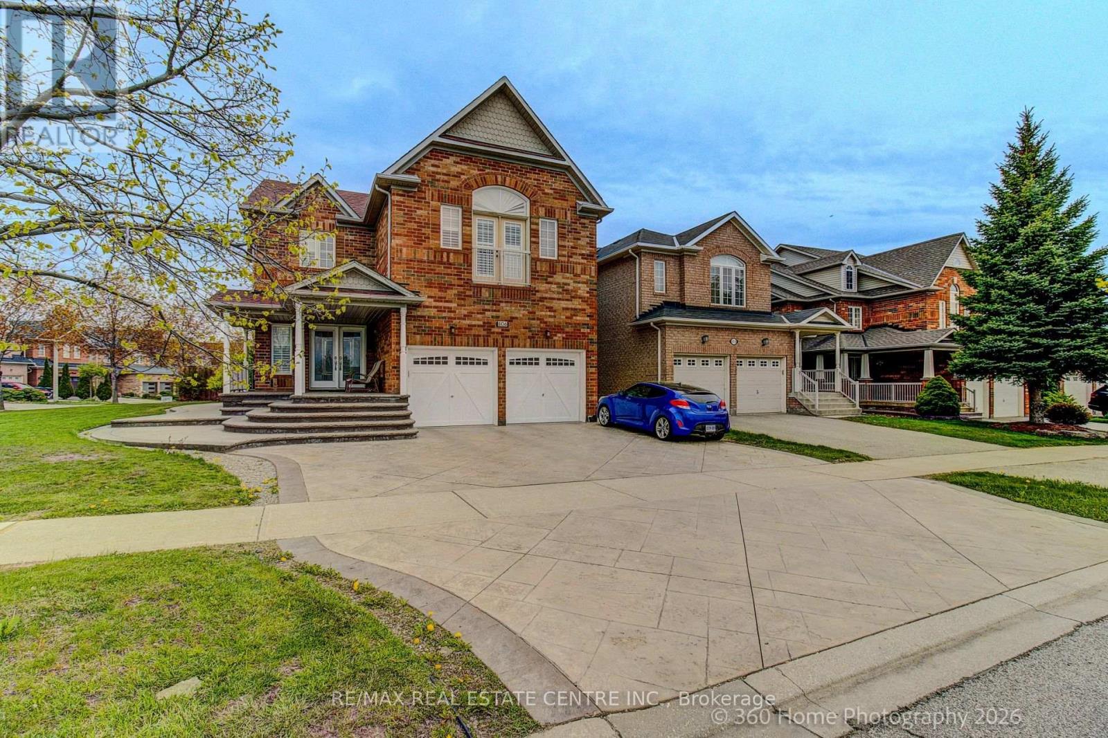 806 White Clover Way, Mississauga, Ontario  L5V 3C5 - Photo 2 - W13807076