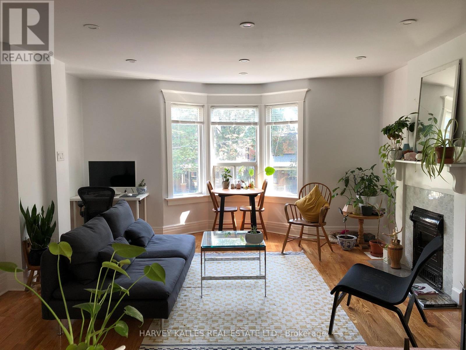 Upper - 226 Ashworth Avenue, Toronto, Ontario  M6G 2A7 - Photo 2 - C13807250