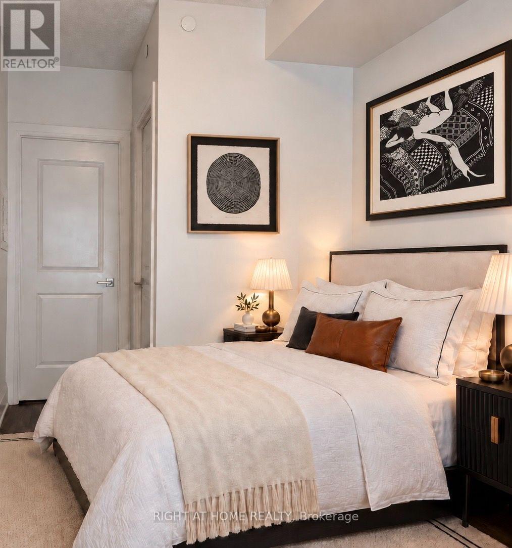 404 - 2 Old Mill Drive, Toronto, Ontario  M6S 0A2 - Photo 6 - W13807314
