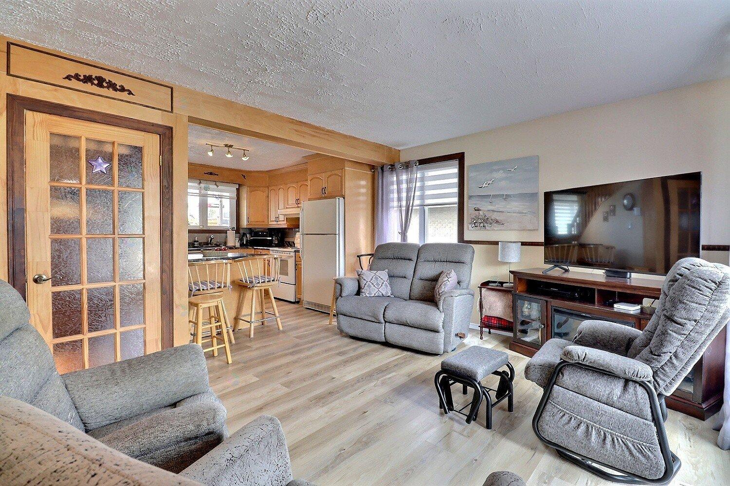 22 Rue Boulanger E. Alma Quebec Canada G8B3X3 4