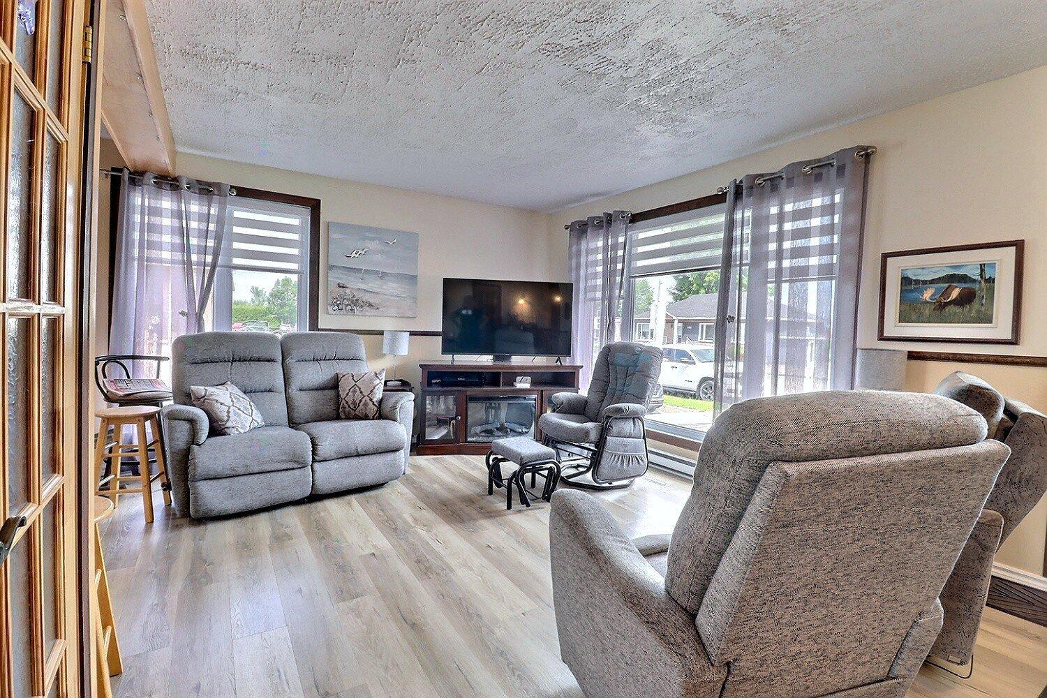 22 Rue Boulanger E. Alma Quebec Canada G8B3X3 5