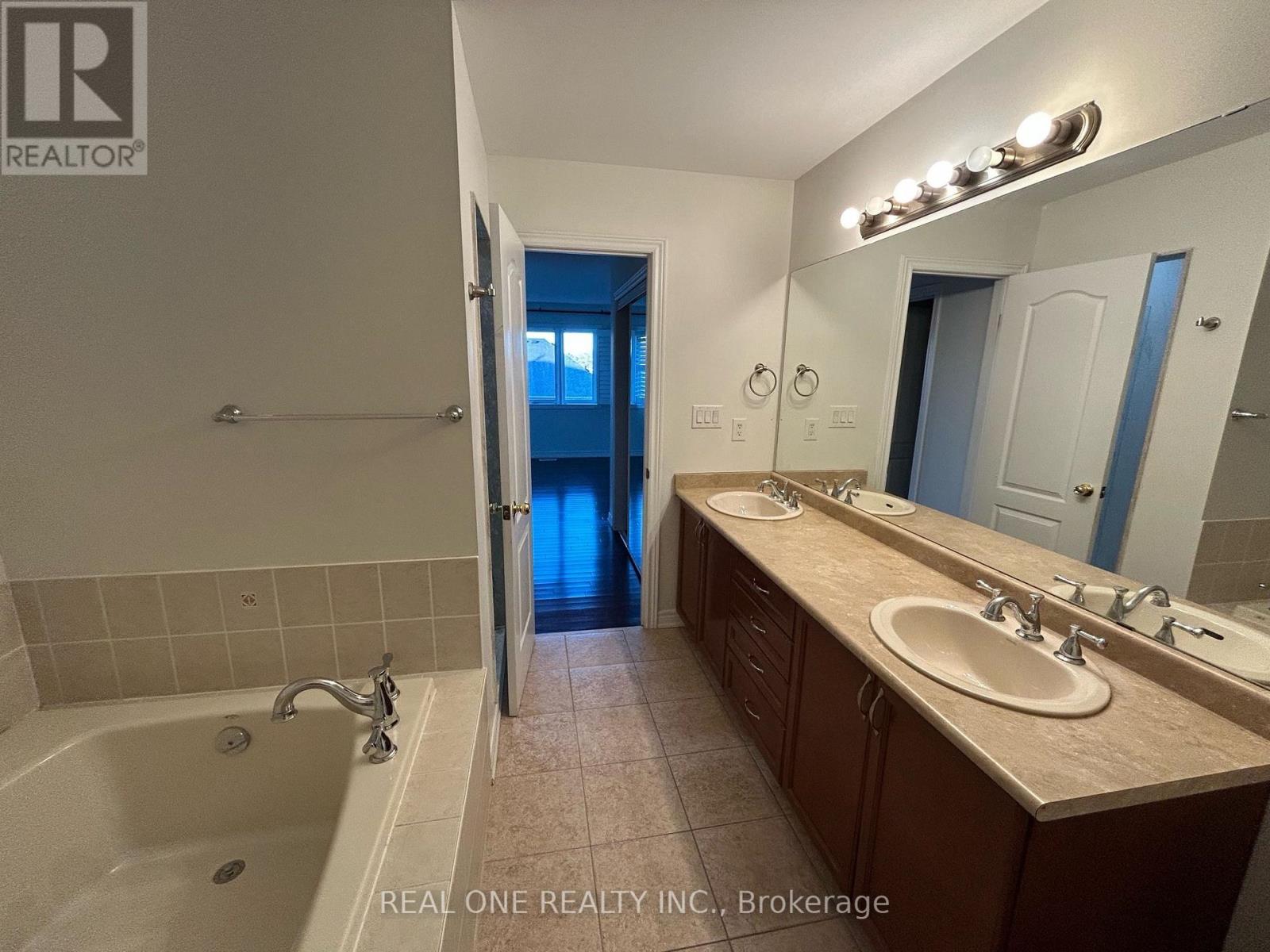 2429 Presquile Drive, Oakville, Ontario  L6H 0B8 - Photo 16 - W13807406