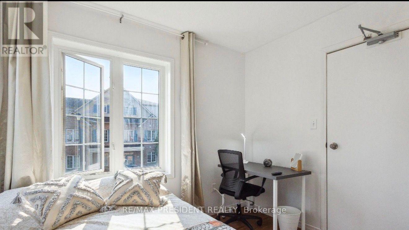 3 Herzberg Gardens, Toronto, Ontario  M3J 3P5 - Photo 8 - W13807414