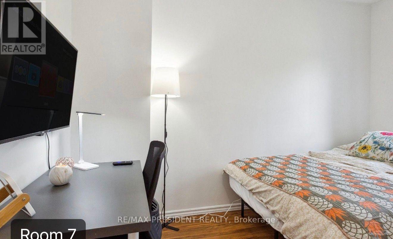 3 Herzberg Gardens, Toronto, Ontario  M3J 3P5 - Photo 9 - W13807414