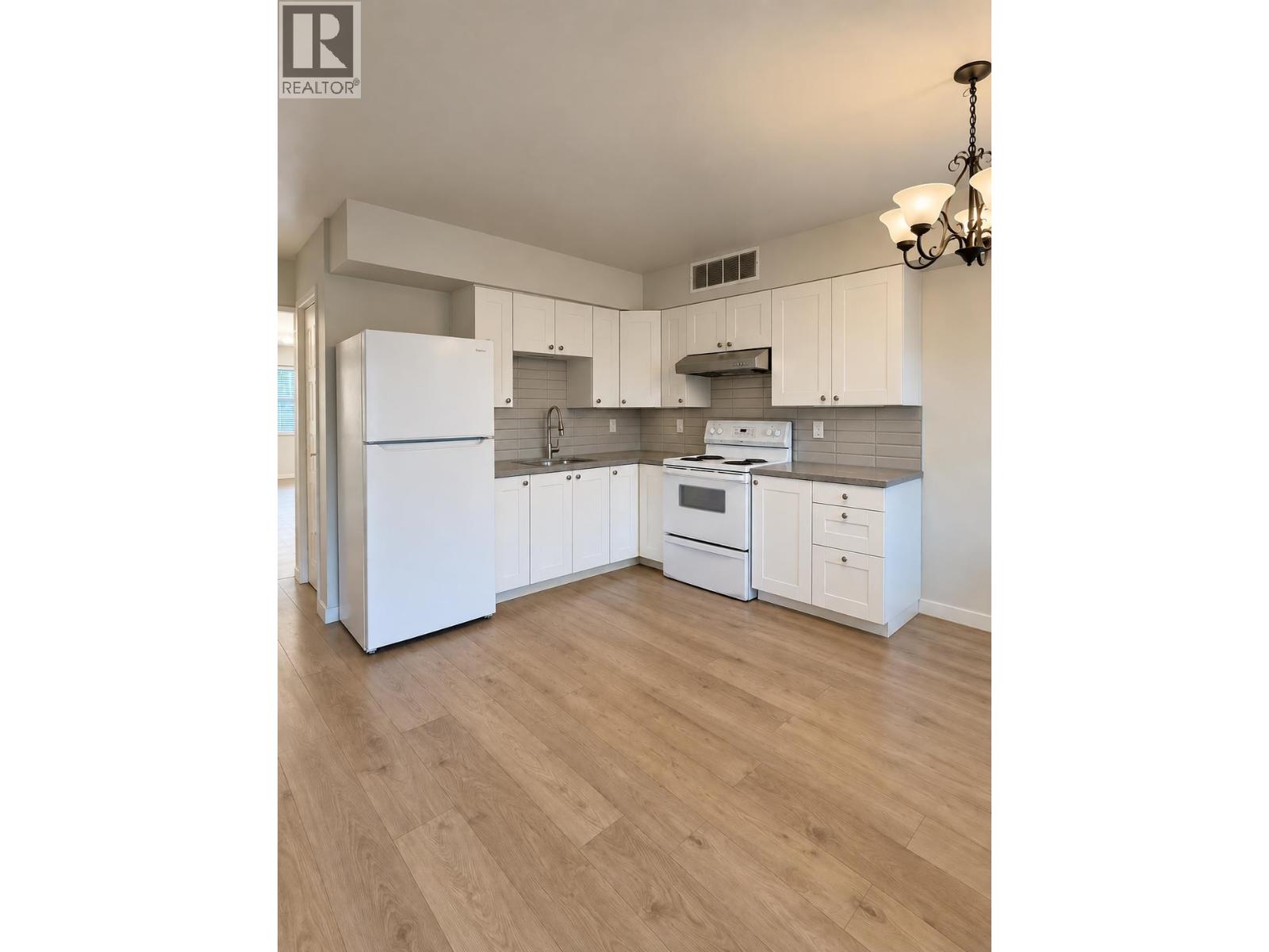 6925 Aubrey, Burnaby, British Columbia  V5B 2E4 - Photo 3 - R3167513