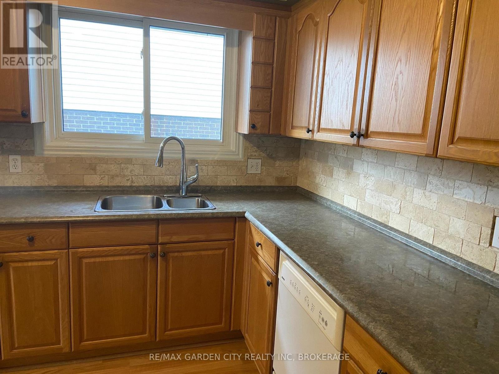 Upper - 9 Stonegate Drive, St. Catharines, Ontario  L2P 3K9 - Photo 10 - X13807524