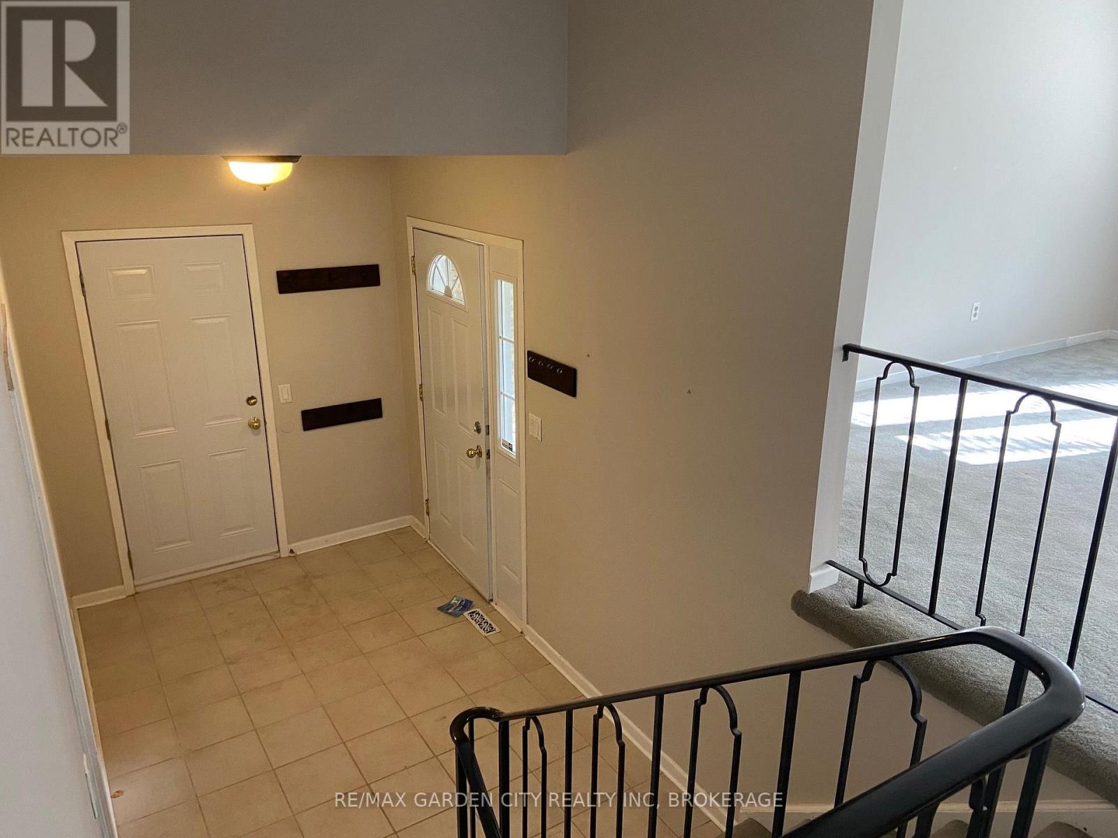 Upper - 9 Stonegate Drive, St. Catharines, Ontario  L2P 3K9 - Photo 2 - X13807524
