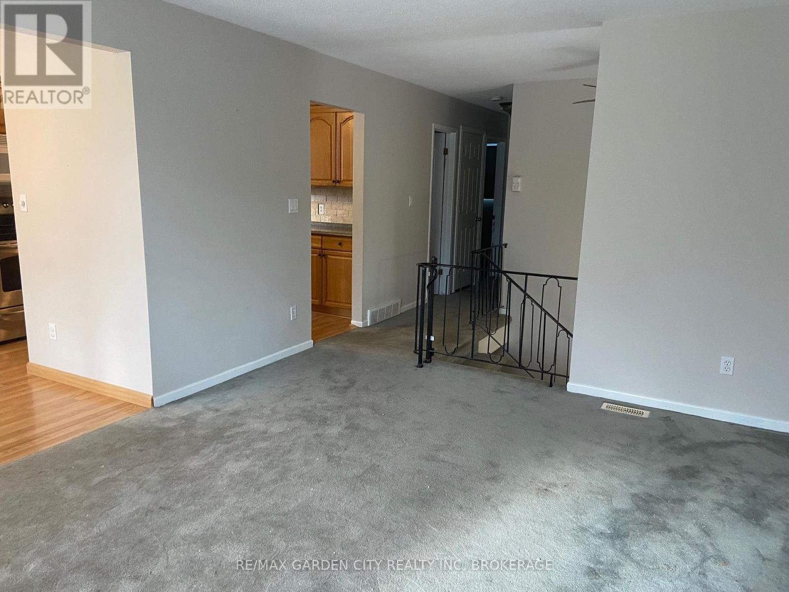 Upper - 9 Stonegate Drive, St. Catharines, Ontario  L2P 3K9 - Photo 3 - X13807524