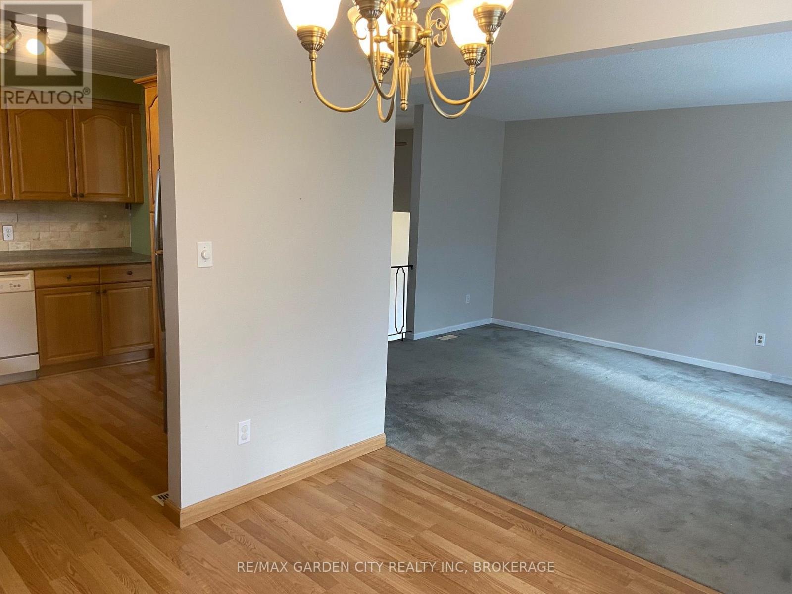 Upper - 9 Stonegate Drive, St. Catharines, Ontario  L2P 3K9 - Photo 7 - X13807524
