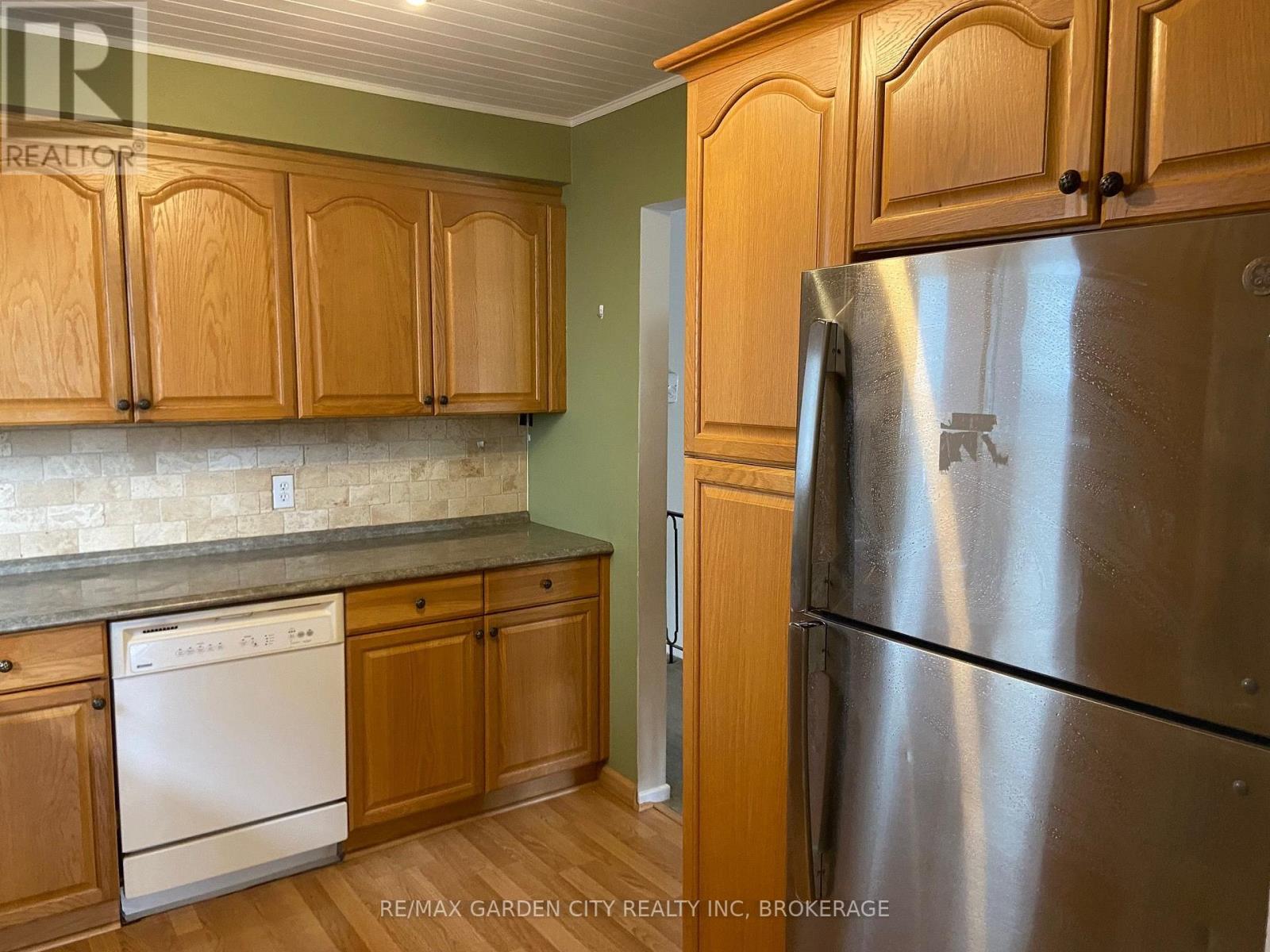 Upper - 9 Stonegate Drive, St. Catharines, Ontario  L2P 3K9 - Photo 8 - X13807524