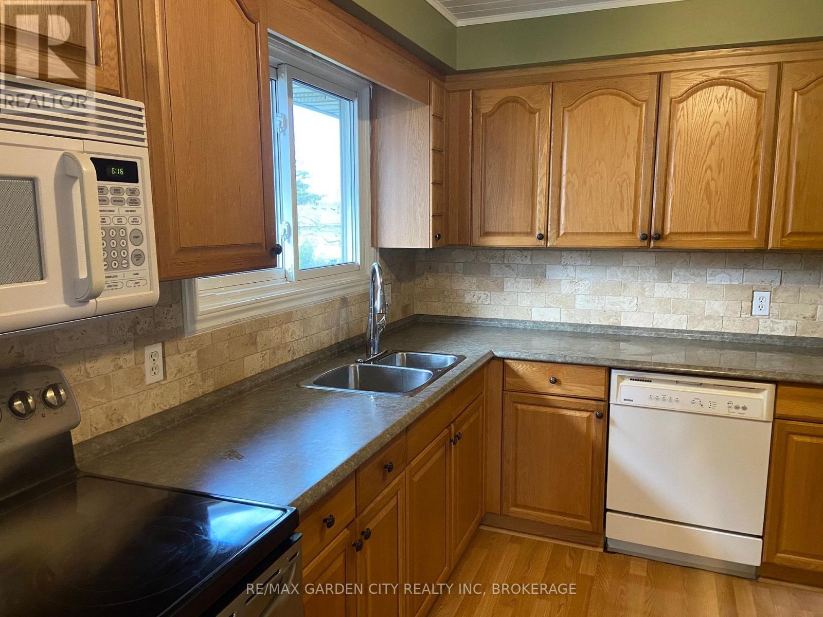 Upper - 9 Stonegate Drive, St. Catharines, Ontario  L2P 3K9 - Photo 9 - X13807524