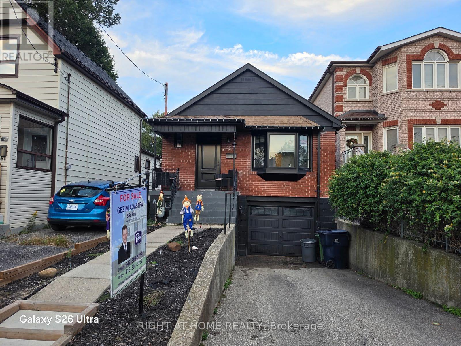 15 AUGUST AVENUE, Toronto, Ontario