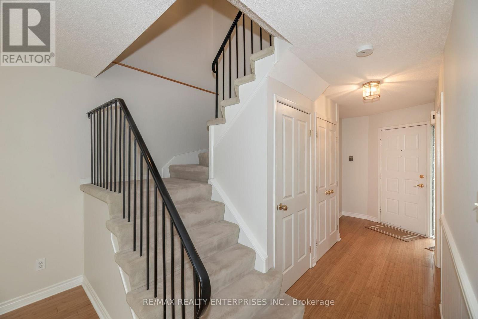 1066 RUNNYMEAD CRESCENT Oakville (GA Glen Abbey) Ontario Canada L6M1C4 4
