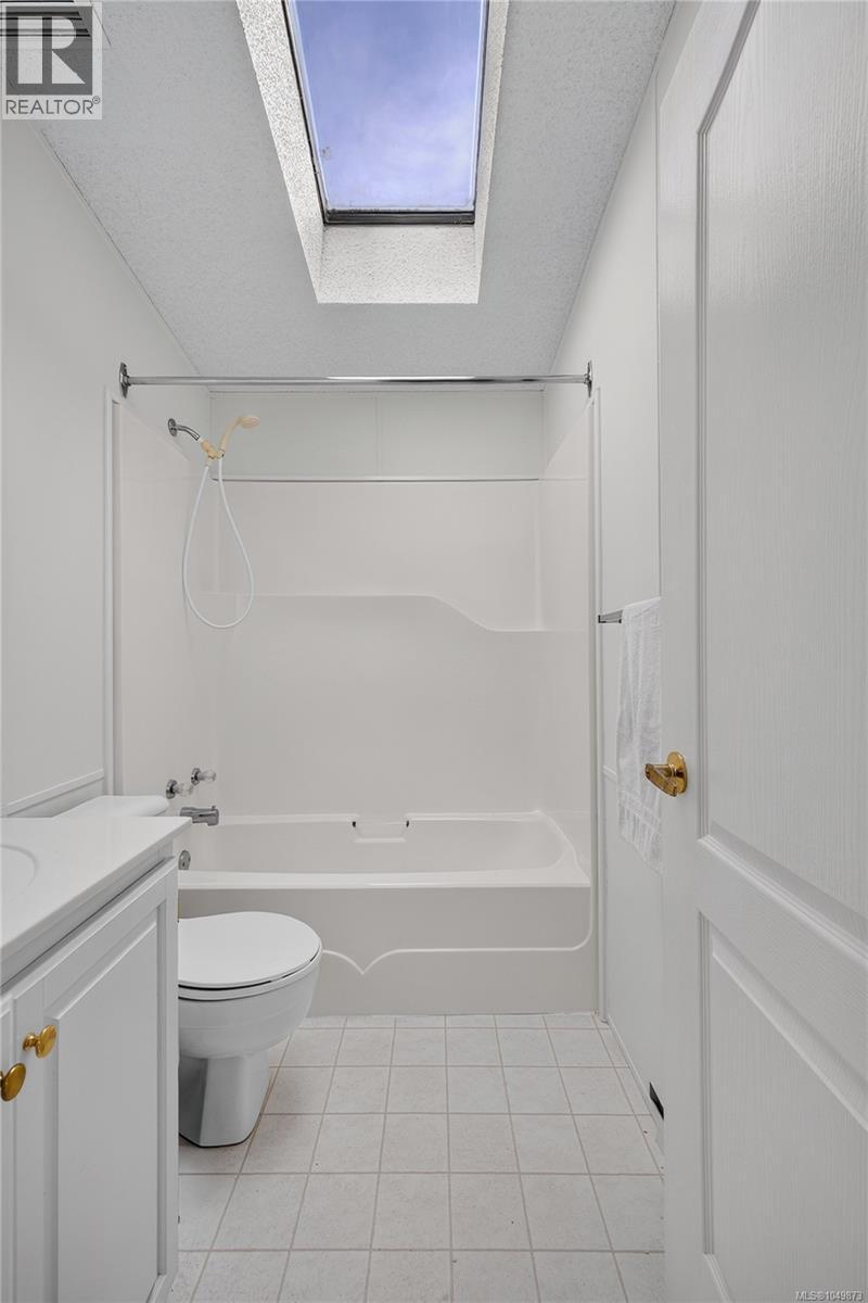 Main 4 piece bathroom