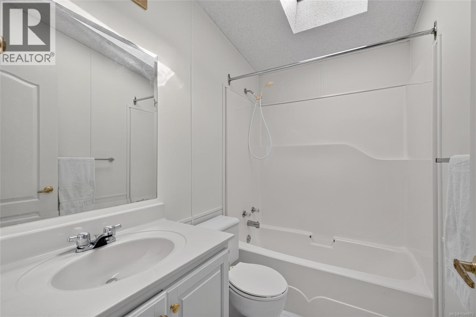 Main 4 piece bathroom