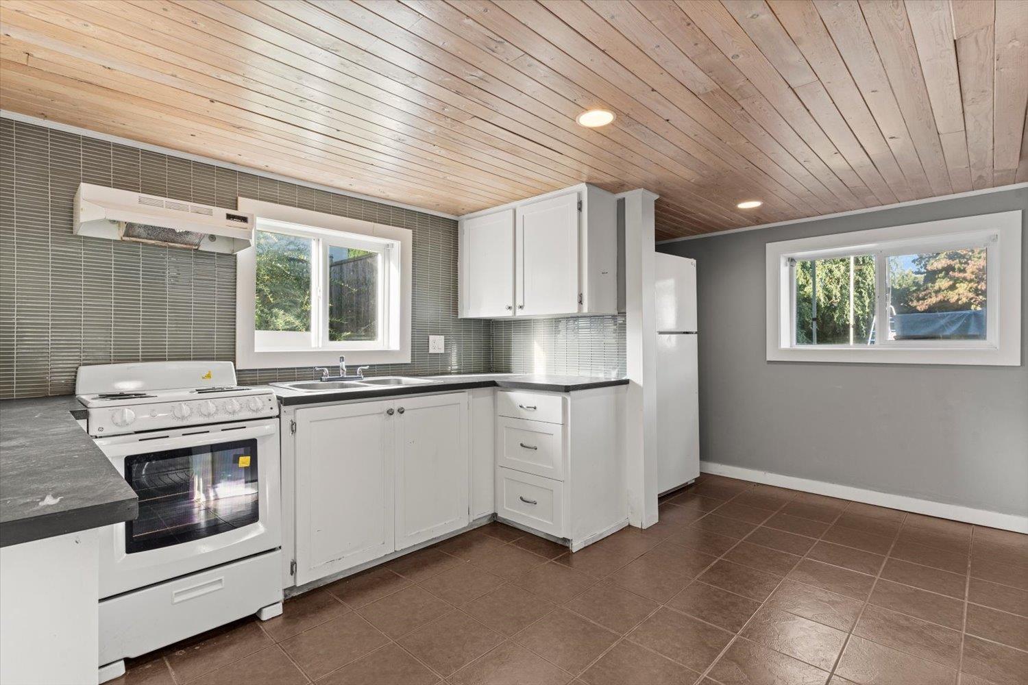 Lower 10113 MANOR DRIVE|Fairfield Island photo 3