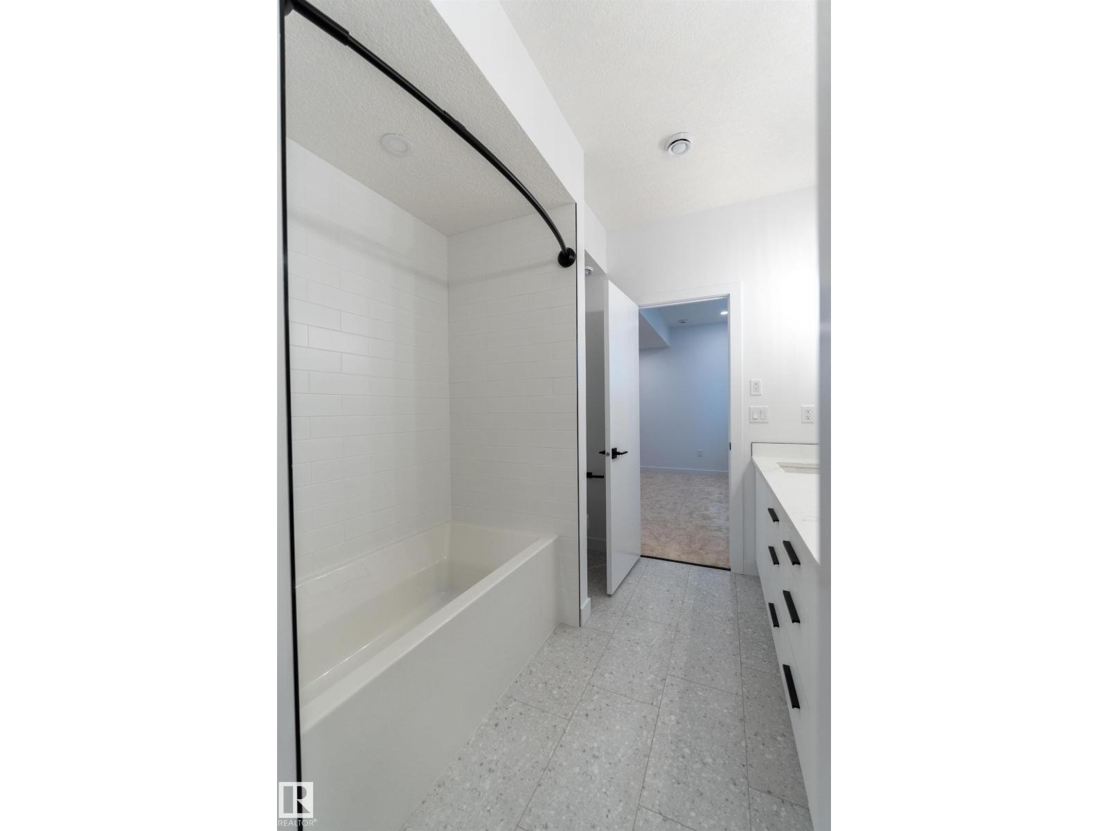 11121 51 ST NW photo 10