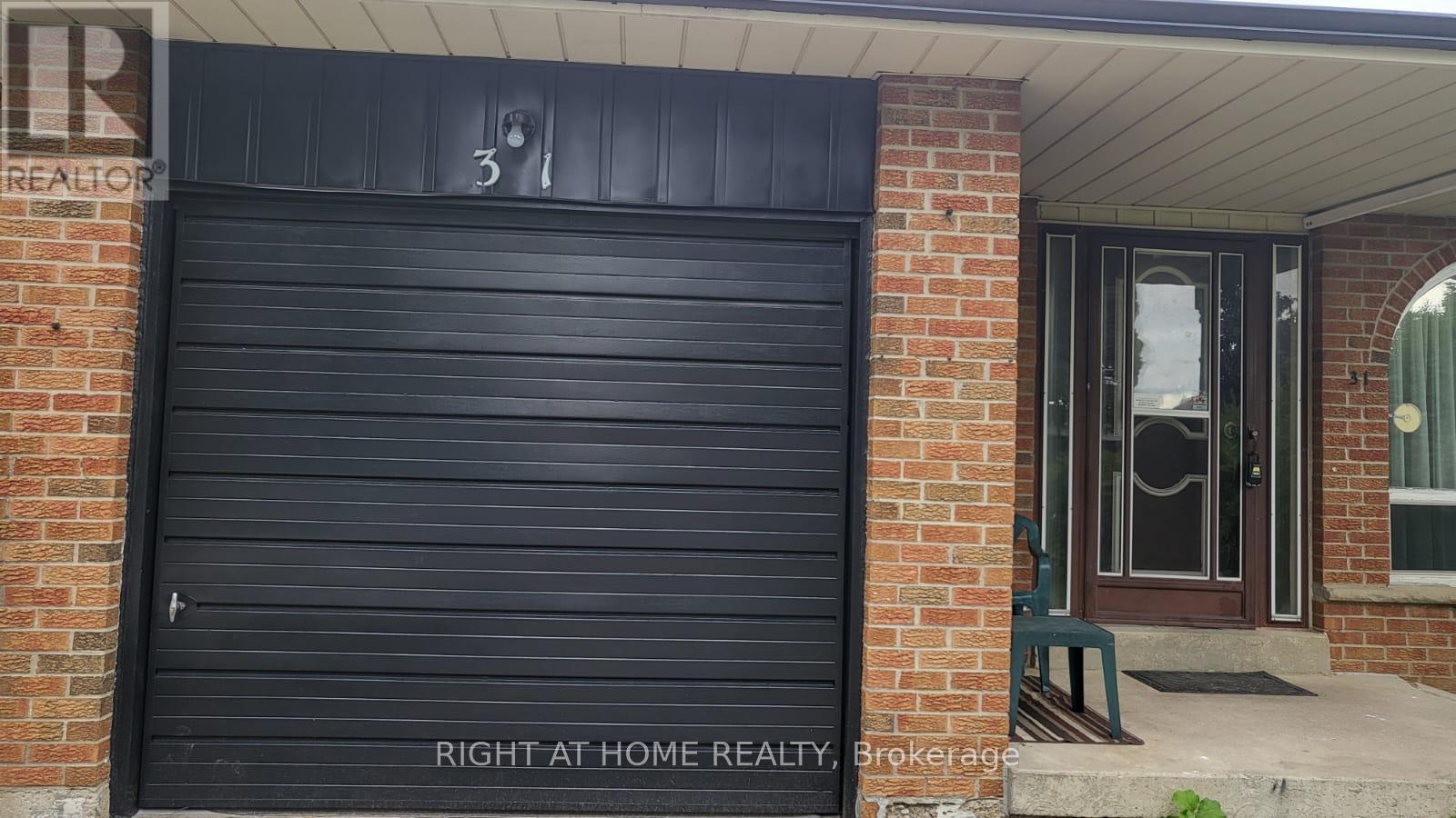 31 Manitou Crescent, Brampton (Central Park), Ontario  L6S 2Z6 - Photo 2 - W13807676