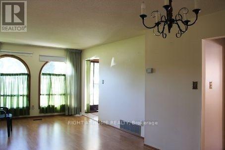 31 Manitou Crescent, Brampton (Central Park), Ontario  L6S 2Z6 - Photo 4 - W13807676