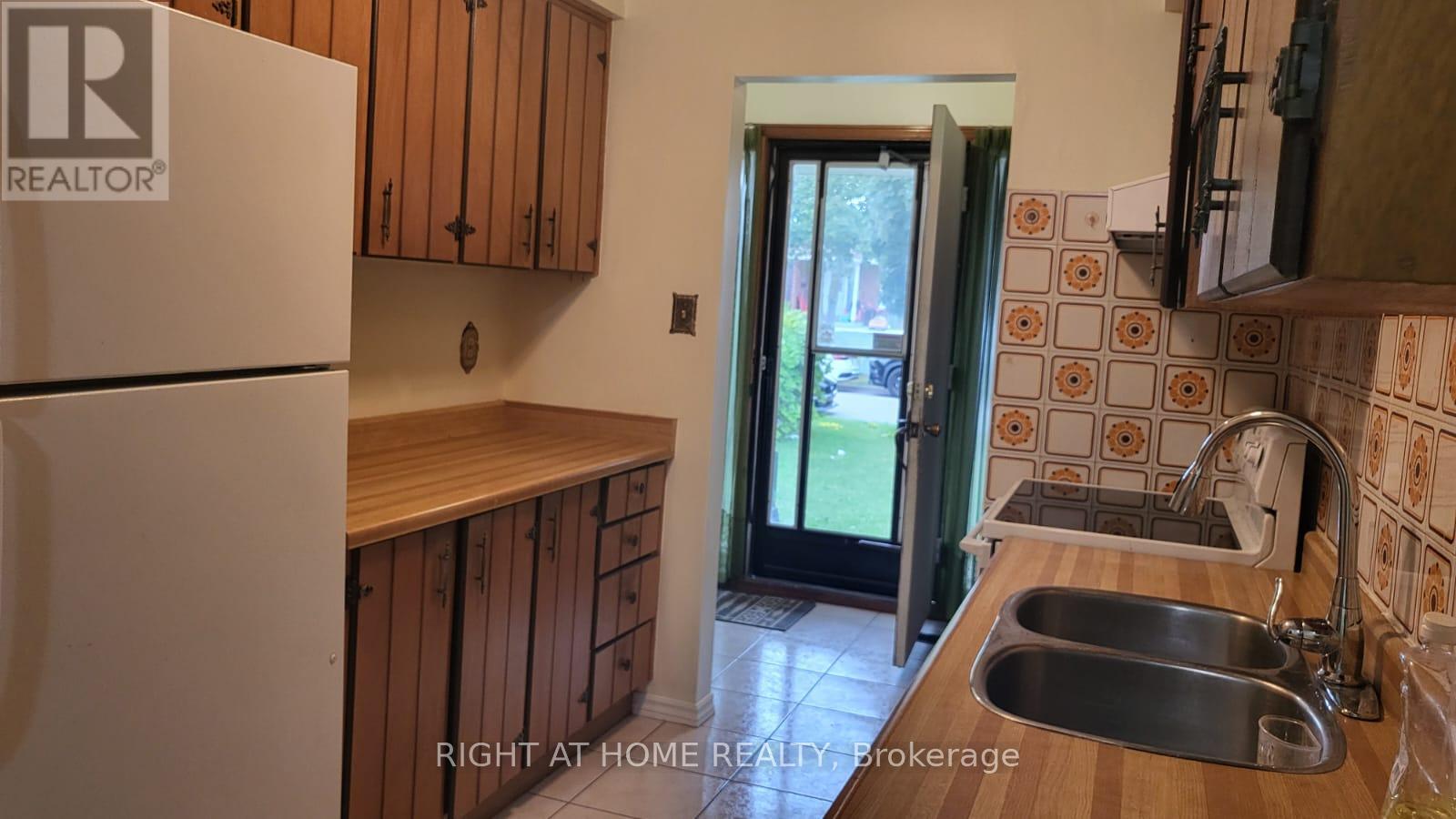 31 Manitou Crescent, Brampton (Central Park), Ontario  L6S 2Z6 - Photo 7 - W13807676