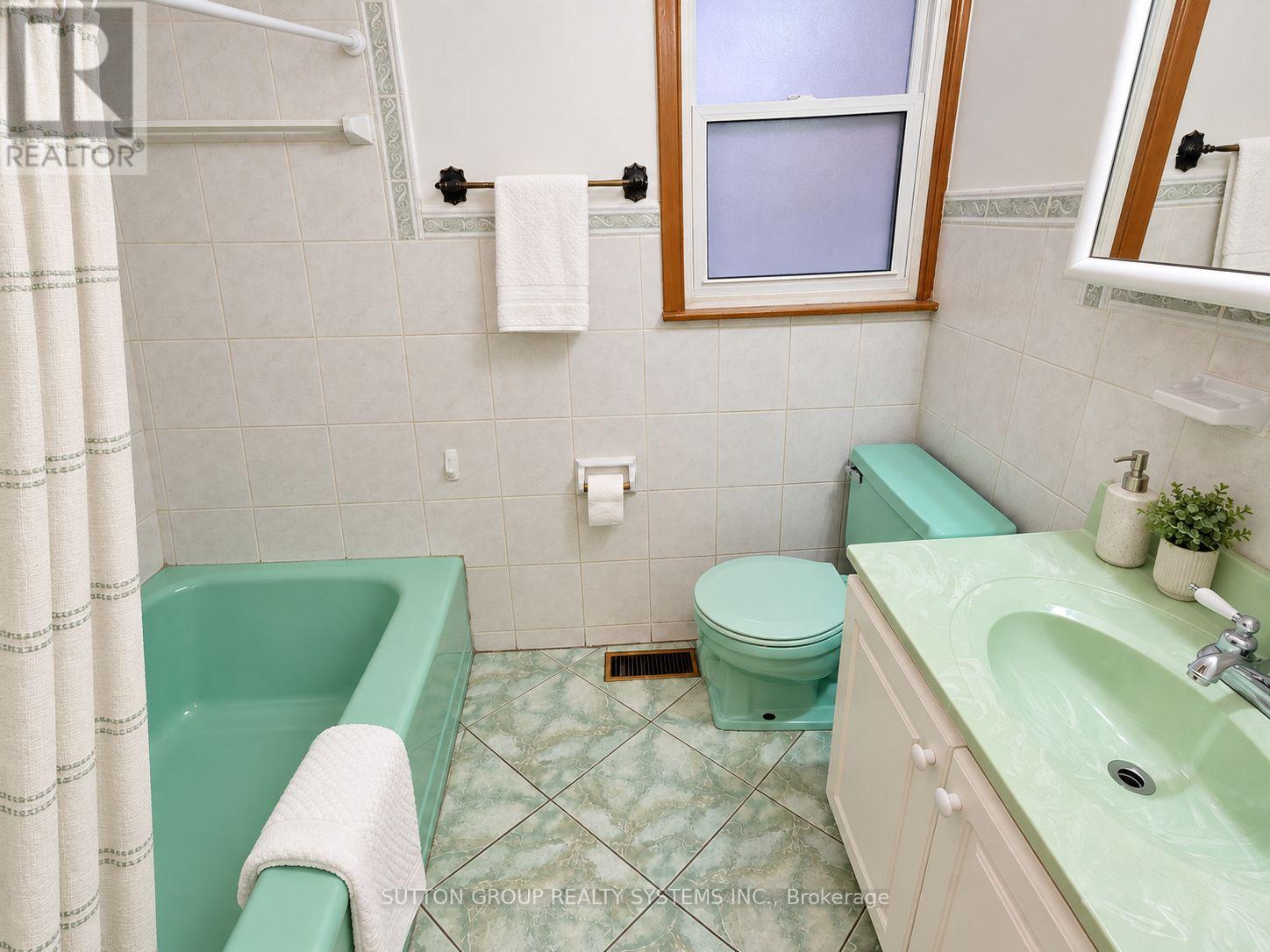 142 Ennerdale Road, Toronto, Ontario  M6E 4C9 - Photo 11 - W13807706