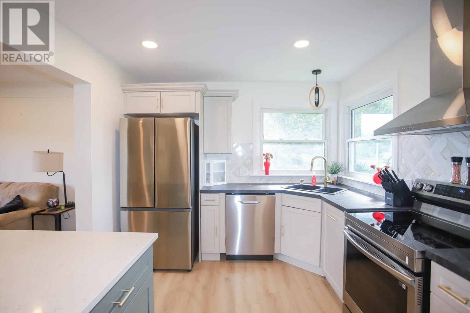 413 Northern AVE photo 10
