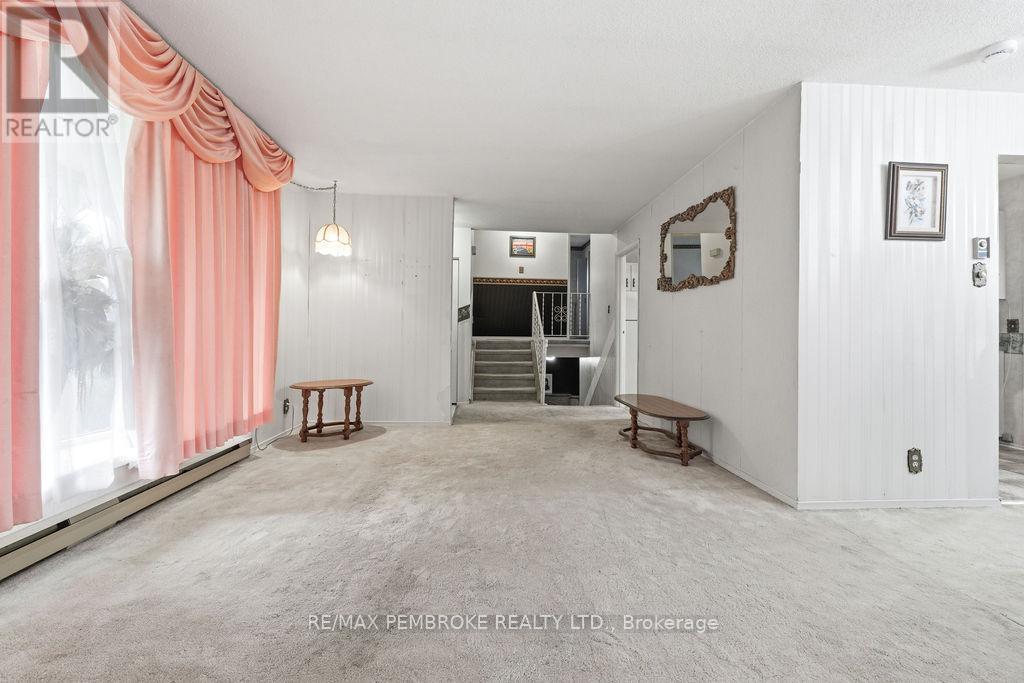 20 Maple Avenue, Petawawa, Ontario  K8H 2Y5 - Photo 7 - X13135384