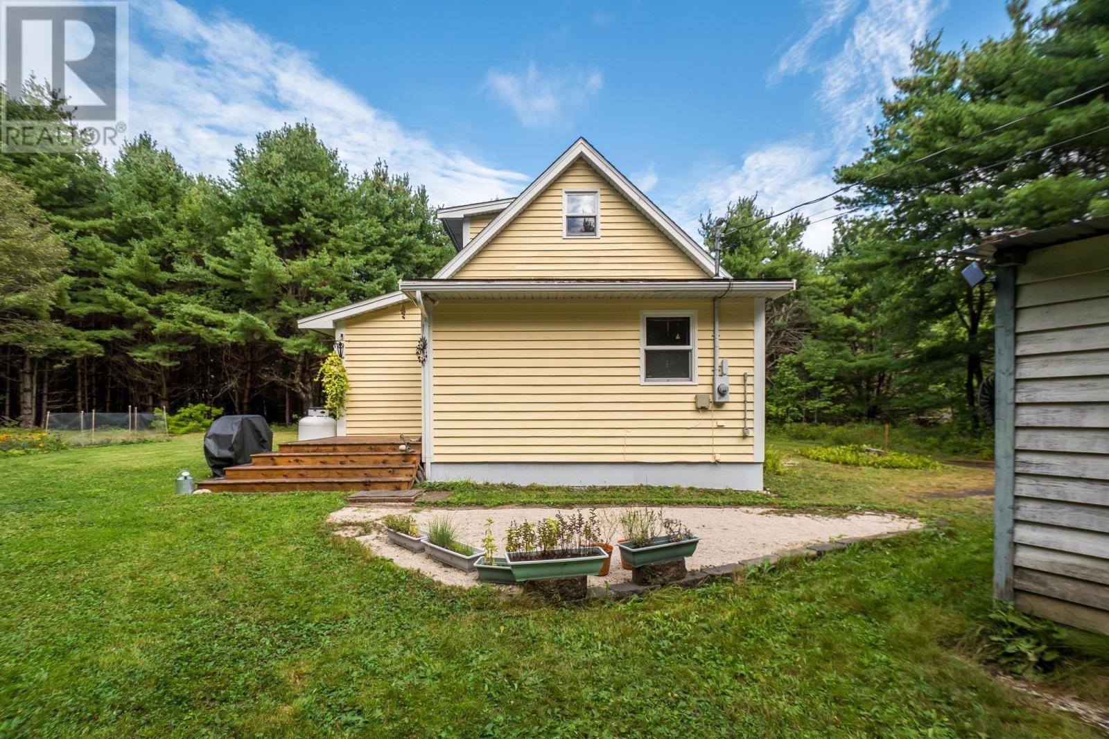 2699 Cornwall Road photo 27