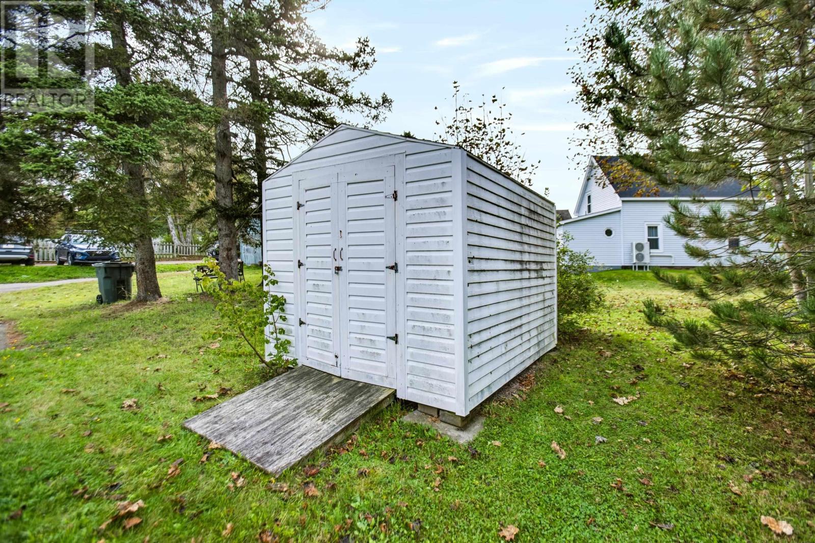 17 East Pleasant Street, Amherst, Nova Scotia  B4H 1M6 - Photo 3 - 202623888