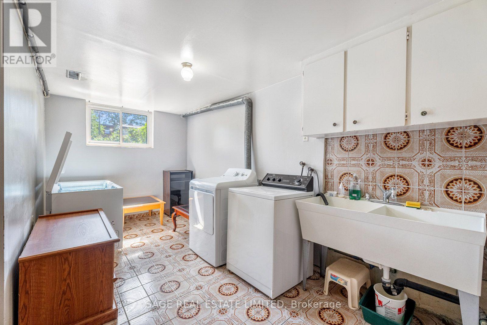 21 Debby Court, Toronto, Ontario  M9N 2L7 - Photo 39 - W13807988