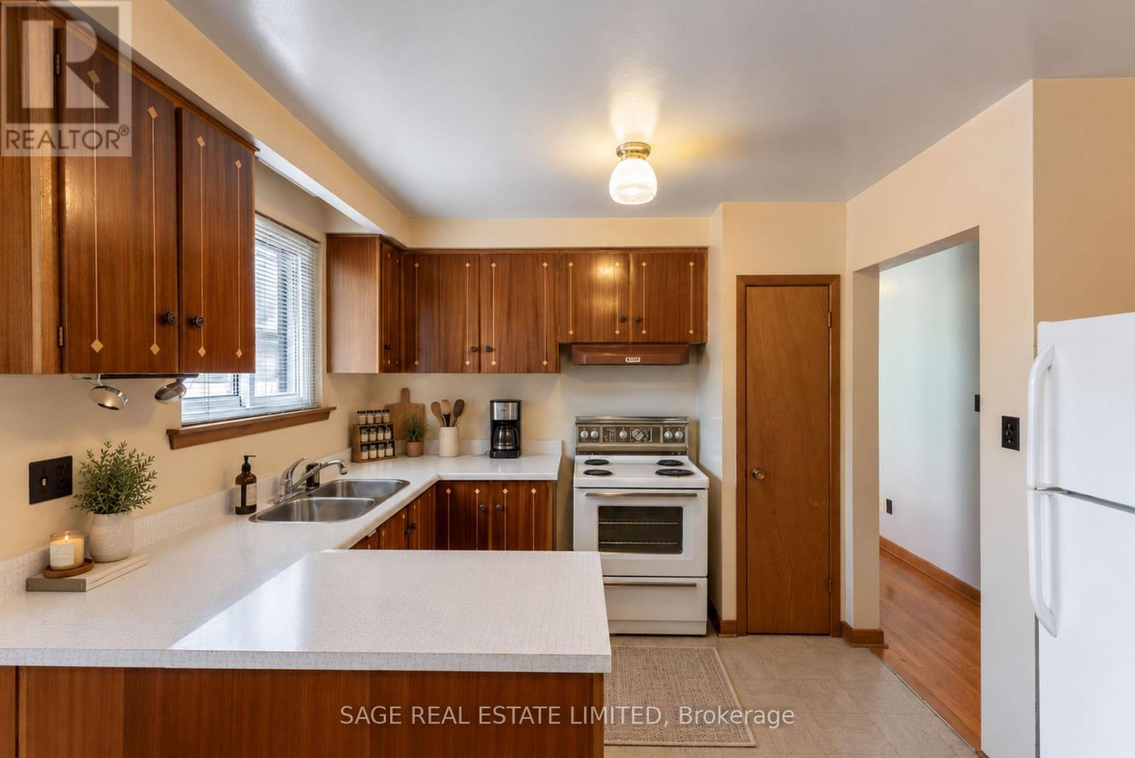 21 Debby Court, Toronto, Ontario  M9N 2L7 - Photo 8 - W13807988