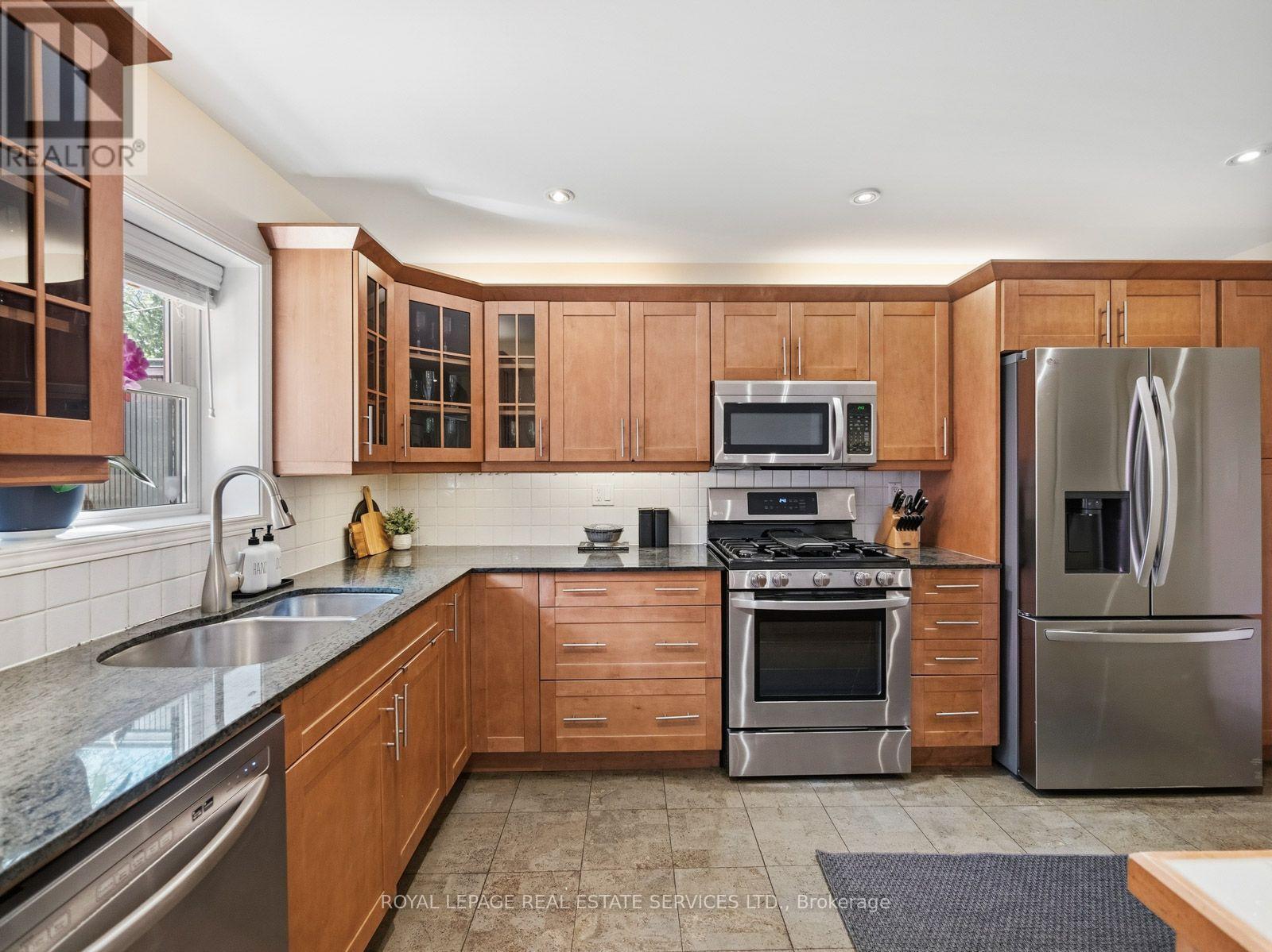 276 Durie Street, Toronto, Ontario  M6S 3G3 - Photo 15 - W13808030