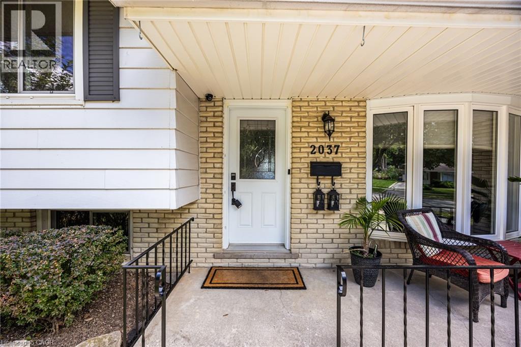 2037 Mountain Grove Avenue, Burlington, Ontario  L7P 2H8 - Photo 4 - 40863203