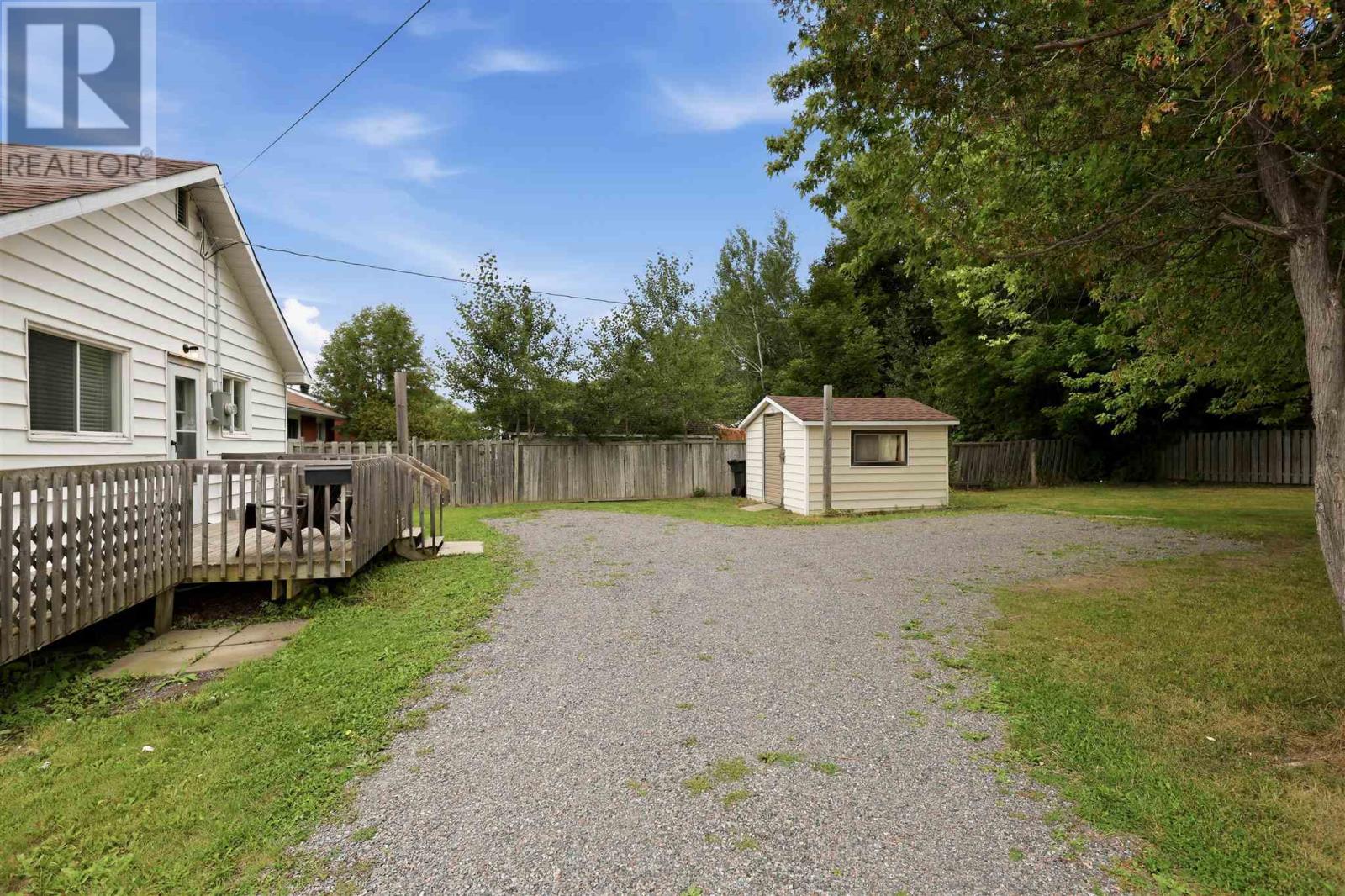 1572 Wellington ST E photo 14