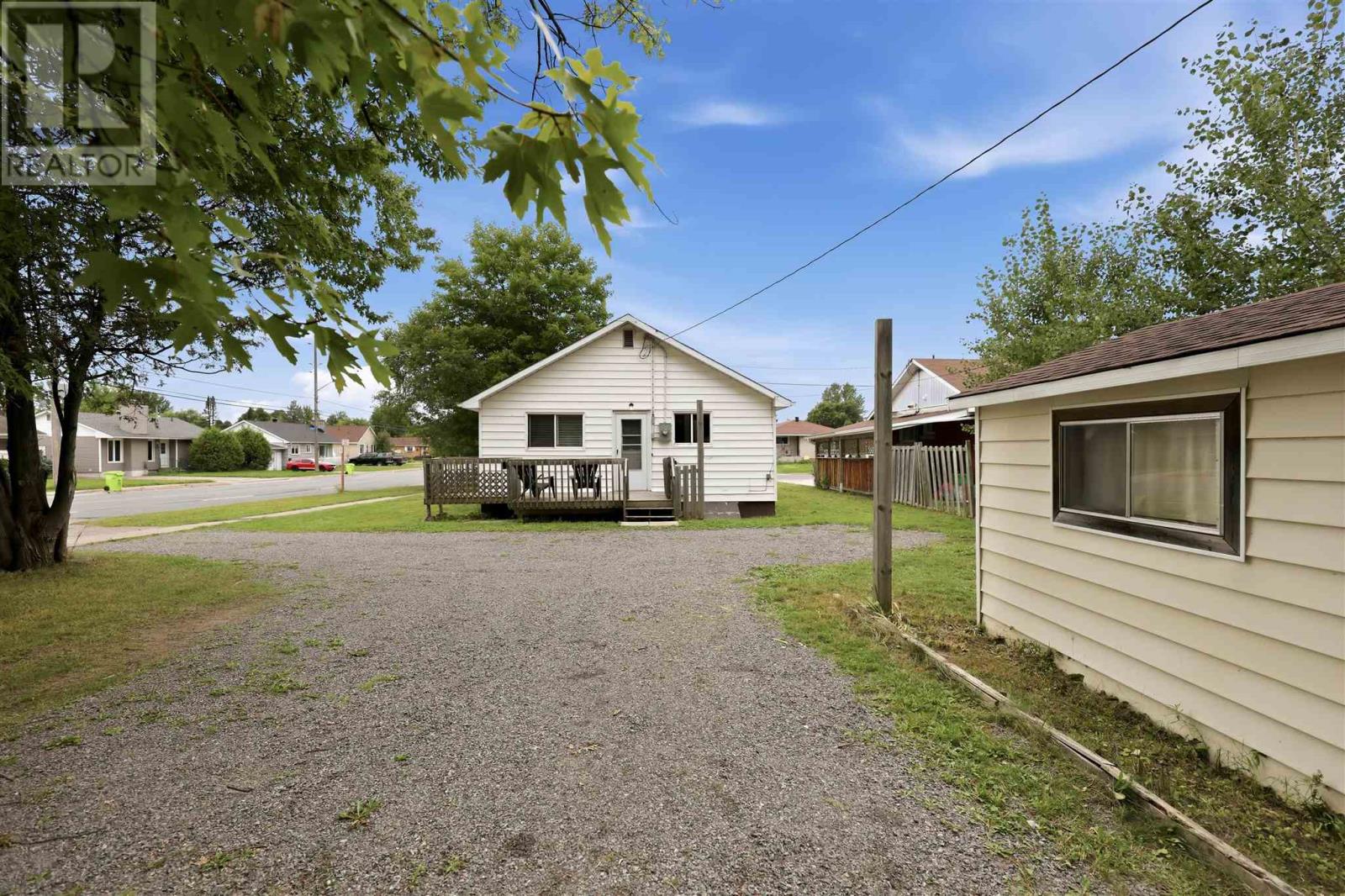 1572 Wellington ST E photo 16