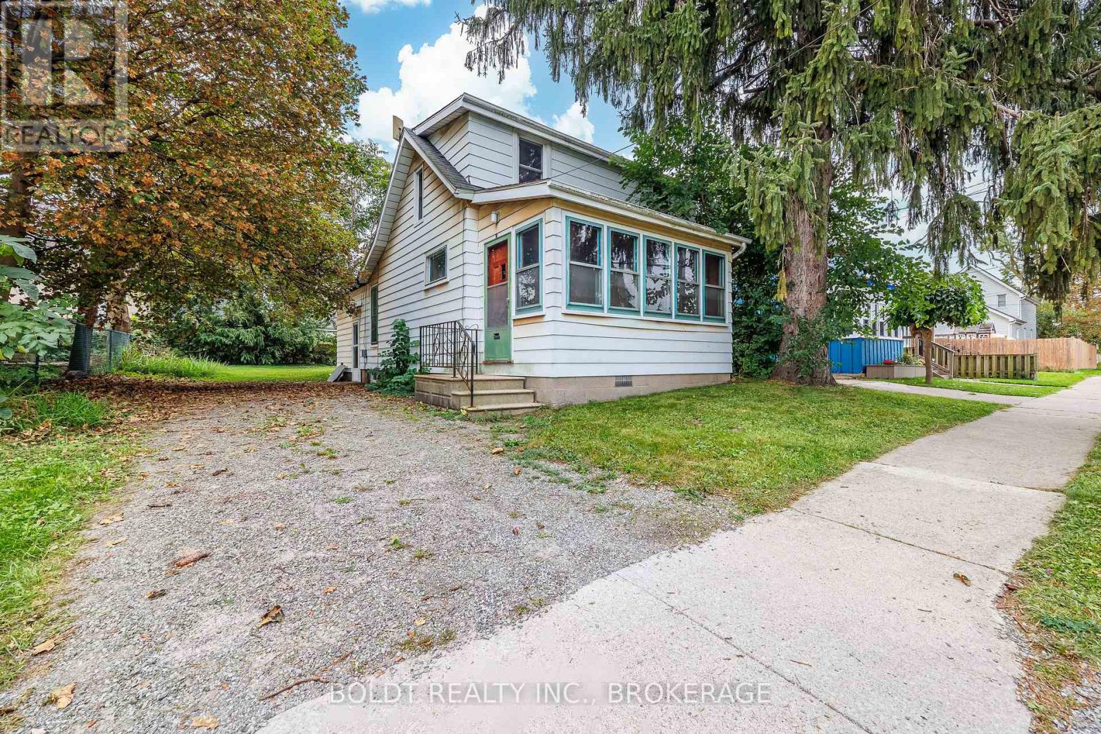 35 Regent Street, Thorold, Ontario  L2V 1T5 - Photo 1 - X13808190