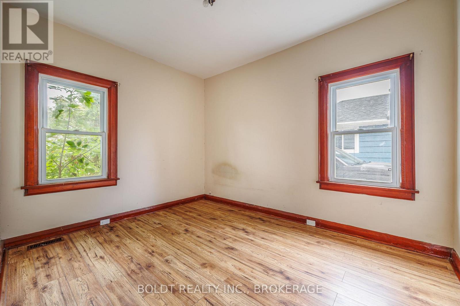 35 Regent Street, Thorold, Ontario  L2V 1T5 - Photo 14 - X13808190