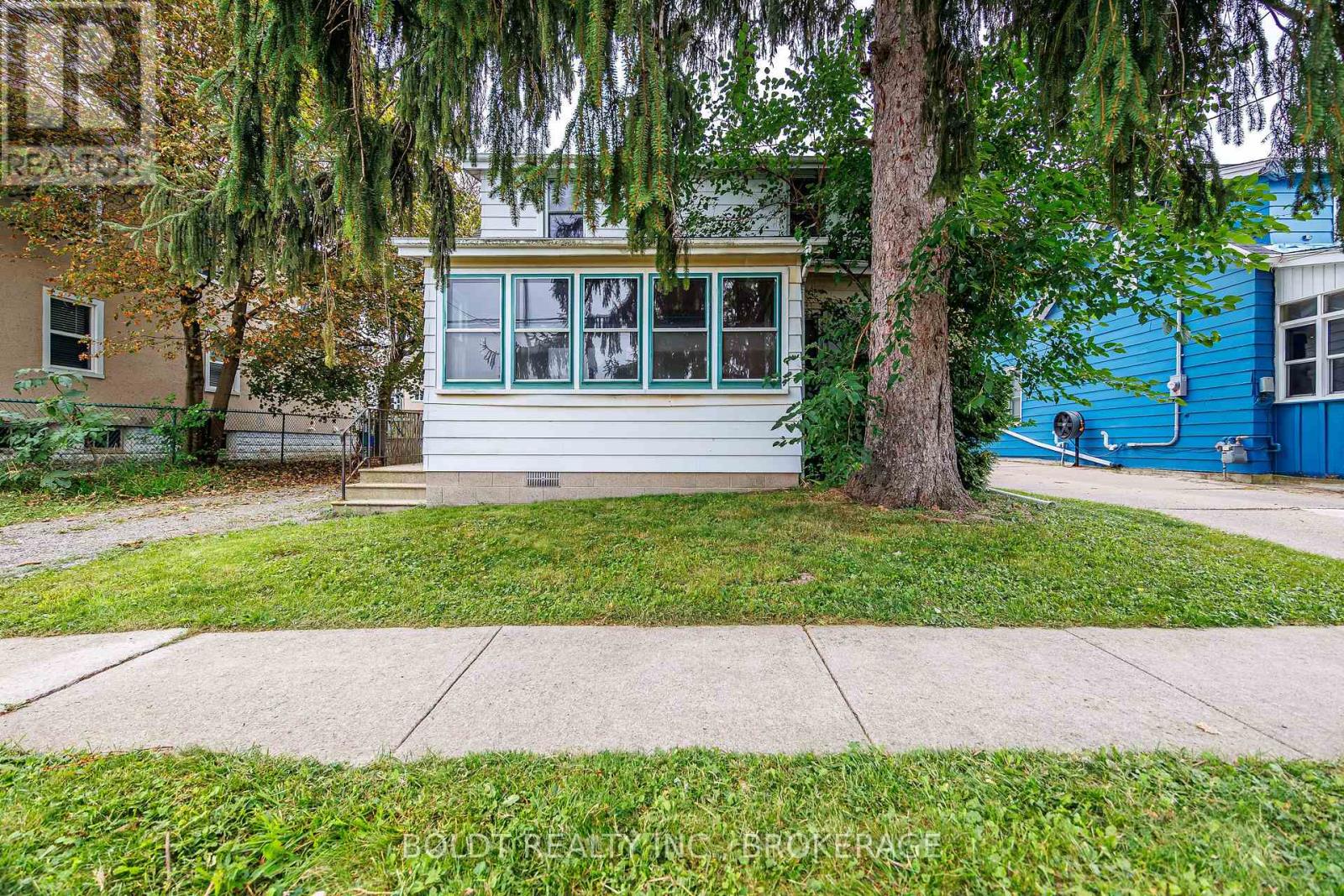 35 Regent Street, Thorold, Ontario  L2V 1T5 - Photo 2 - X13808190