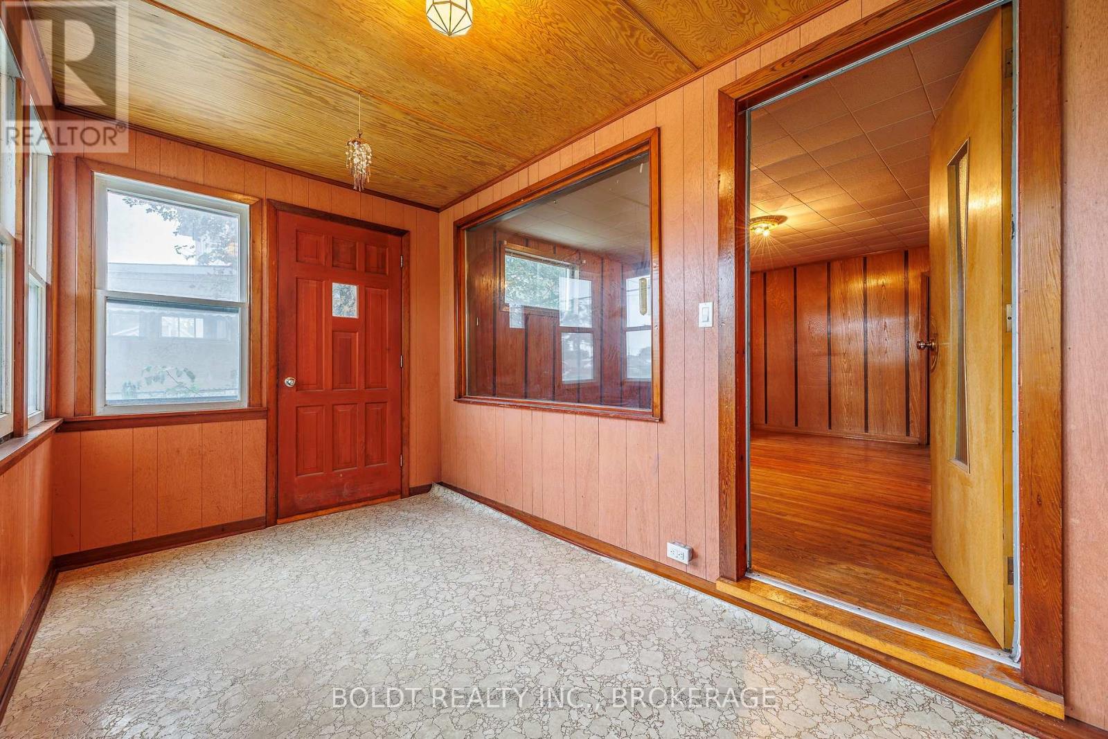 35 Regent Street, Thorold, Ontario  L2V 1T5 - Photo 3 - X13808190