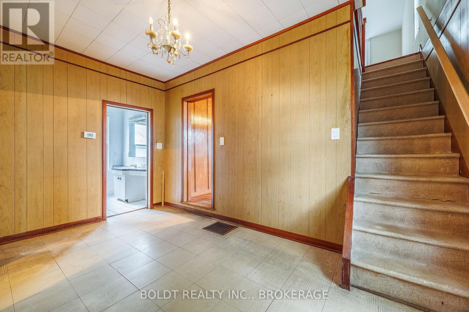 35 Regent Street, Thorold, Ontario  L2V 1T5 - Photo 7 - X13808190