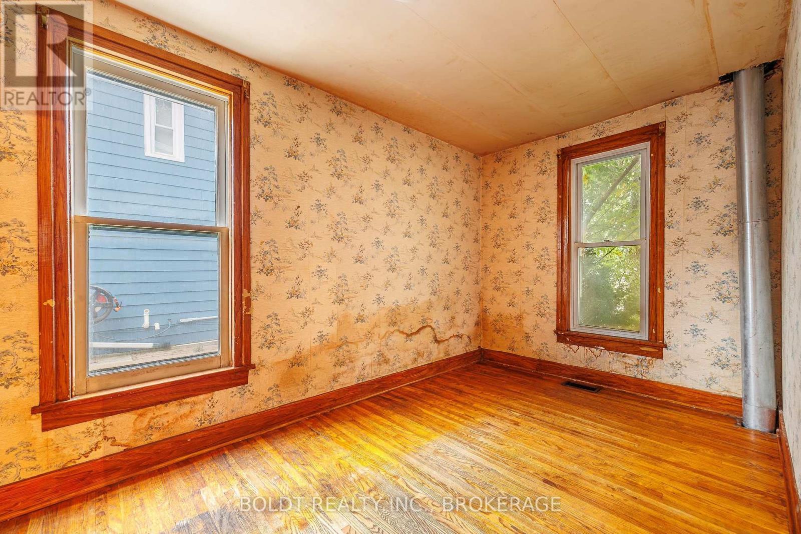 35 Regent Street, Thorold, Ontario  L2V 1T5 - Photo 9 - X13808190