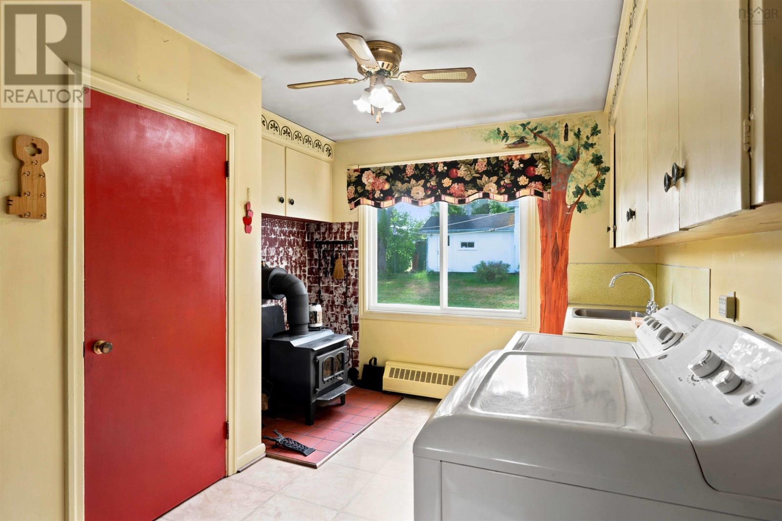 8724 Highway 221 photo 4