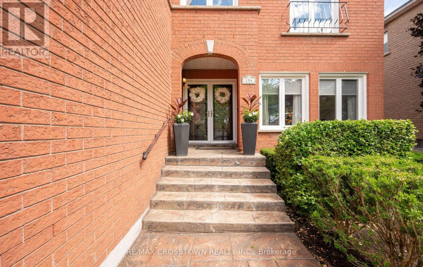 194 Caproni Drive, Vaughan, Ontario  L6A 1X7 - Photo 2 - N13808154