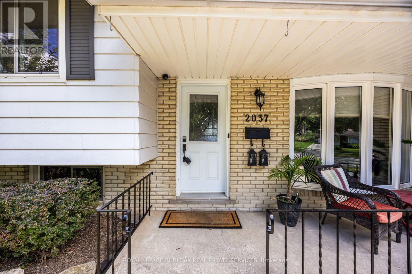 2037 Mountain Grove Avenue, Burlington, Ontario  L7P 2H8 - Photo 4 - W13808184