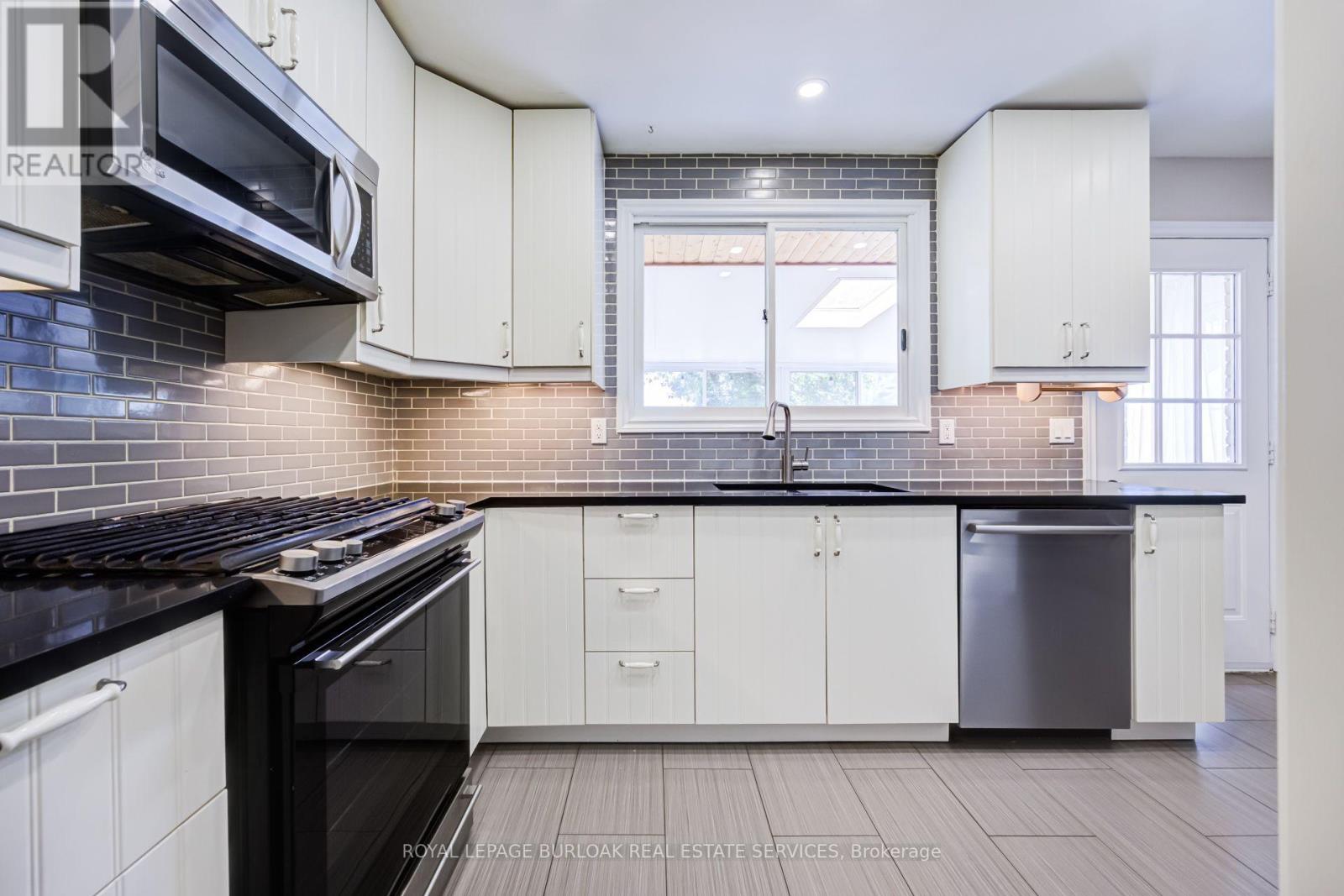 2037 Mountain Grove Avenue, Burlington, Ontario  L7P 2H8 - Photo 9 - W13808184