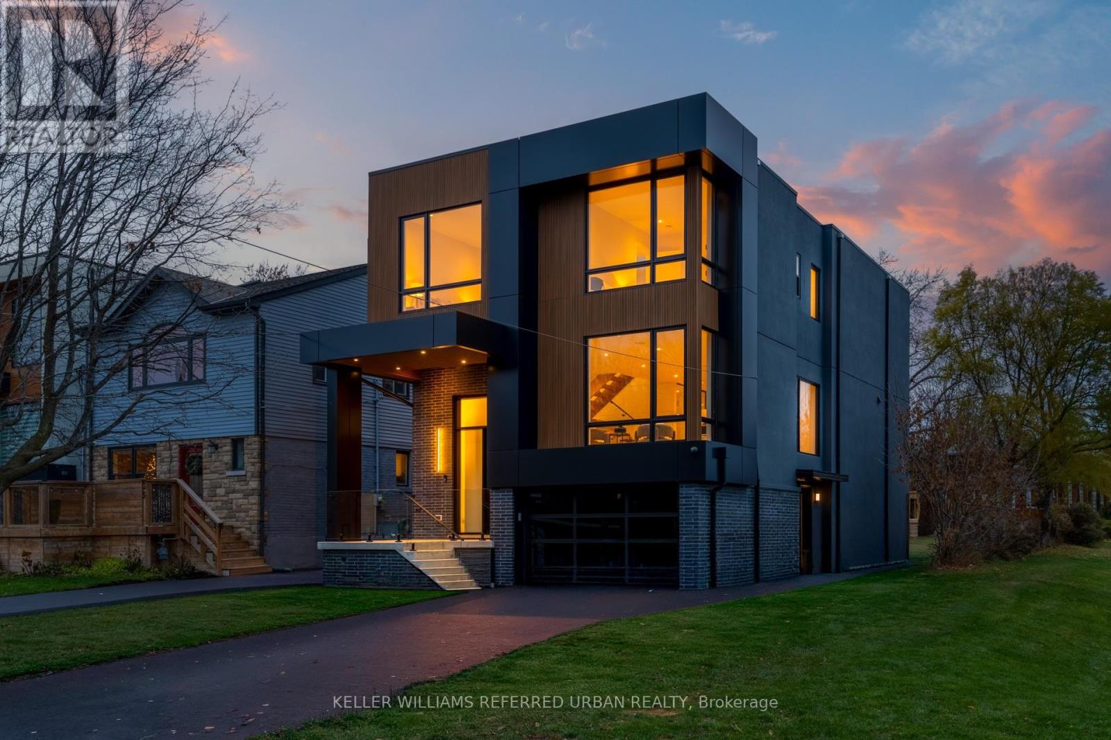 33 TWELFTH STREET, Toronto, Ontario