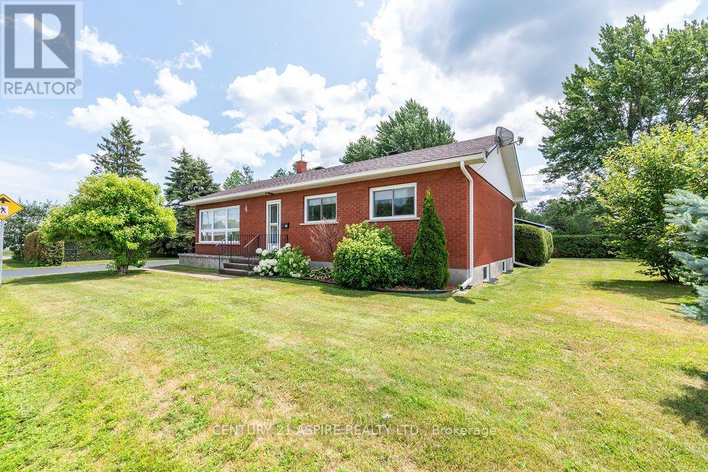 13 Herman Street, Petawawa, Ontario  K8H 1W1 - Photo 2 - X13808374
